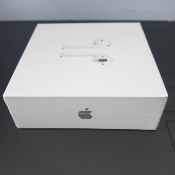 Apple Airpods w/ Charging Case - Picture 4 of 7